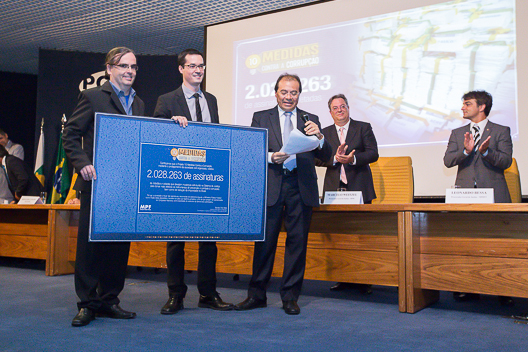 160329 Ato Entrega Assinaturas 10 medidas Combate Corrupcao - Antonio (16).jpg